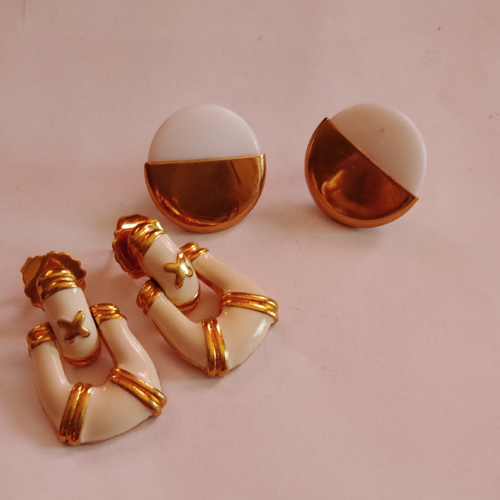 Avon 1990s Doorknocker Creamy White & Gold & Gold White Disc Earrings Pierced